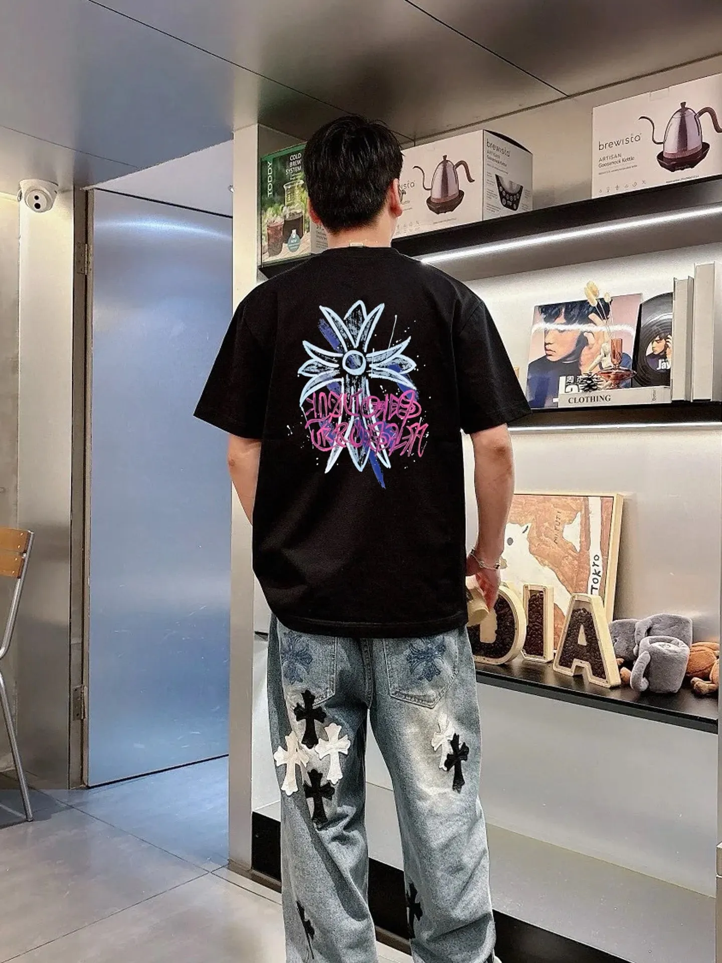 P160 is responsible for top-notch looks! ChromeHearts* Chrome Hearts 25s new T-shirt. Same style for men and women! The classic cross shape is responsible for the good looks. The visual effect of the combination of personalized graphics and letters is quite unique! ! ! The sensory effect presented is naturally explosive... The 250g Solona fabric is selected. It is comfortable and soft. Its delicacy and comfort performance are also inevitable, creating an extraordinary wearing experience! Color: Black. White. Size: S-xXL (L is recommended for 175/145 pounds)